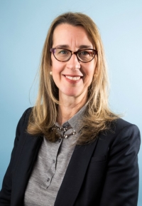 Rosa Regincos, LCSW Profile Headshot
